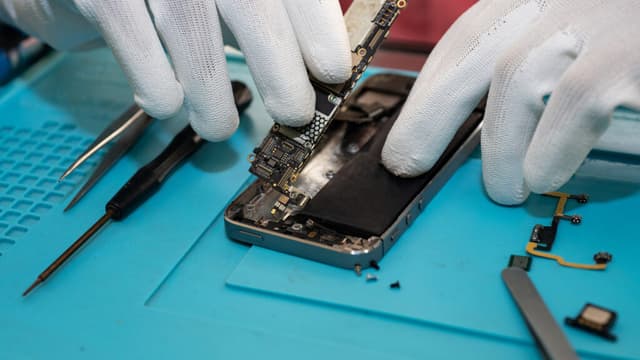 Troca de bateria de celular